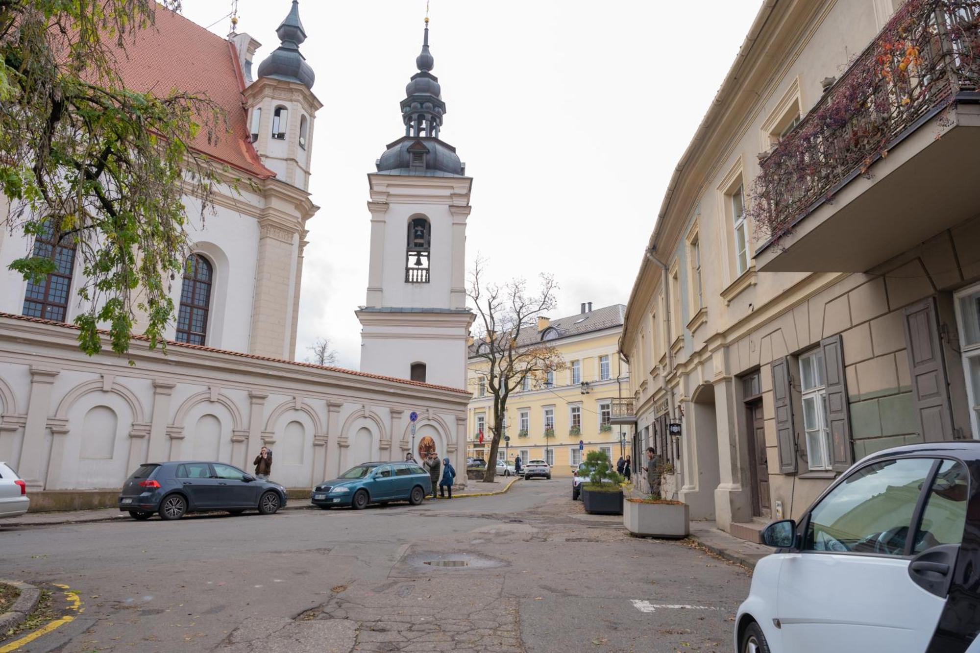 Church Through The Window Vilnius Luaran gambar